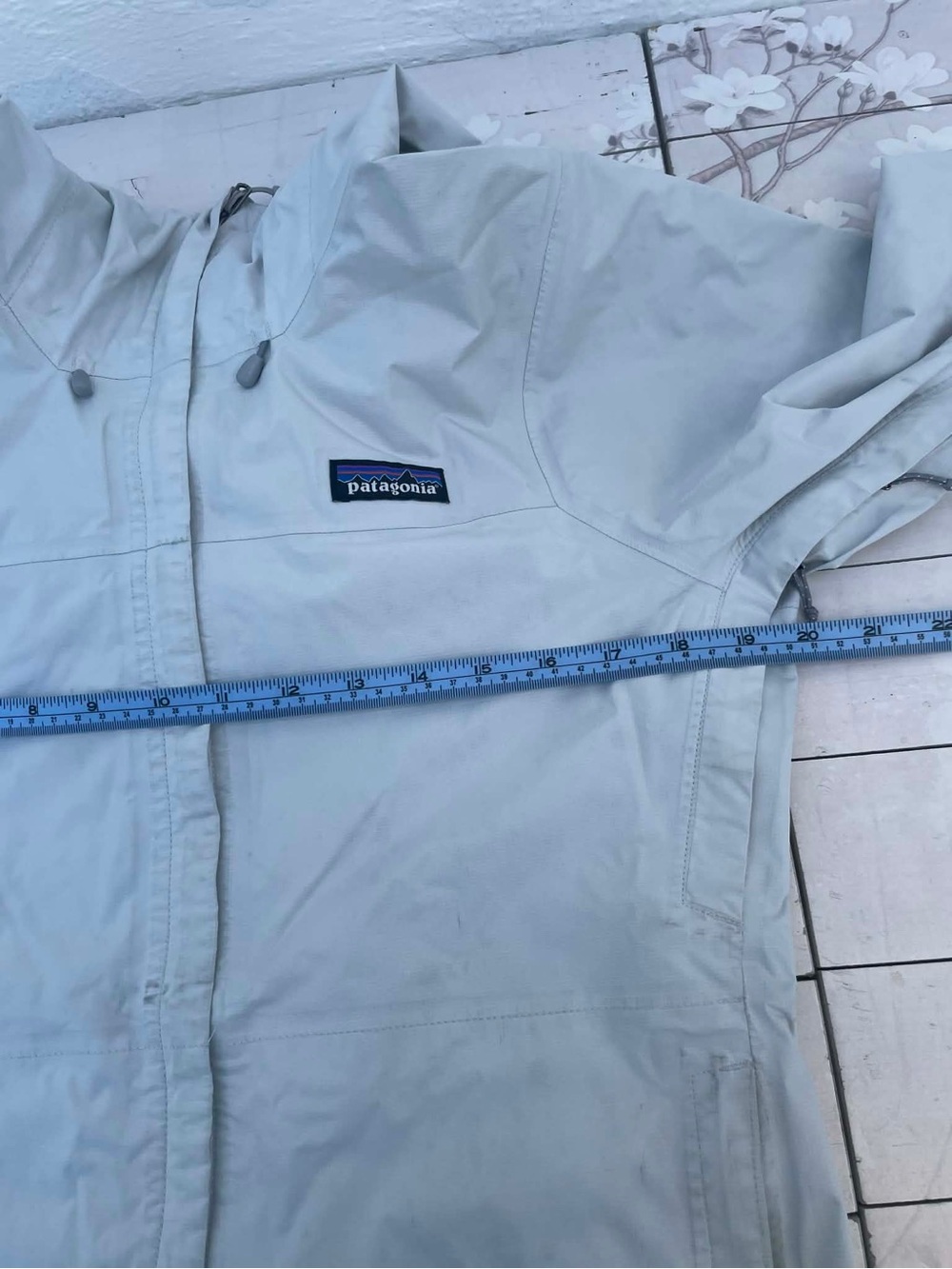 Patagonia Women's Light Gray Hooded Utility Jacket - Picture 15 of 16